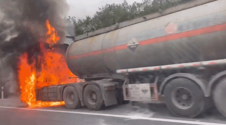 江西赣州装载35吨盐酸槽罐车自燃  现场火势凶猛